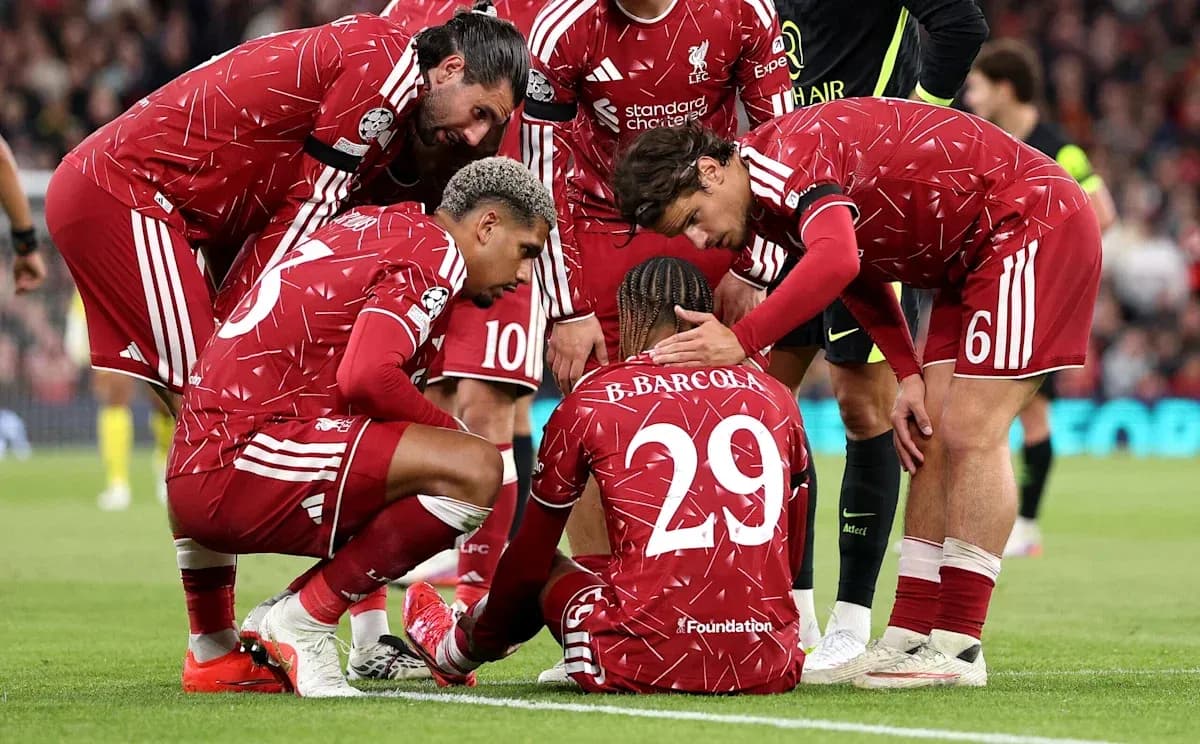 Joueurs de Liverpool entourant un coéquipier blessé Joueurs de Liverpool entourant un coéquipier blessé