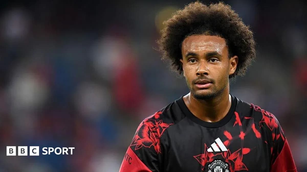 Joueur en maillot de Manchester United sur le terrain Joueur en maillot de Manchester United sur le terrain