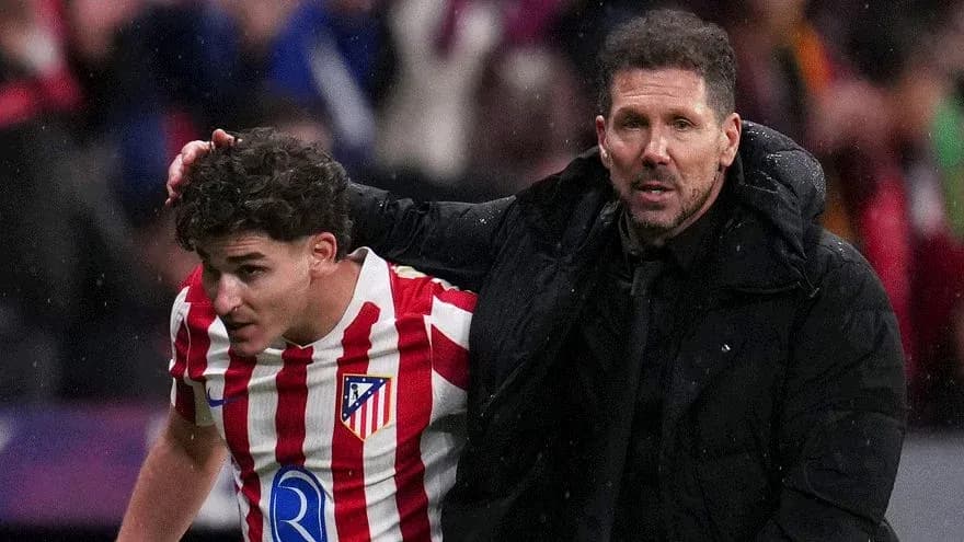 Joueur d'Atlético et entraîneur sur le terrain Joueur d'Atlético et entraîneur sur le terrain