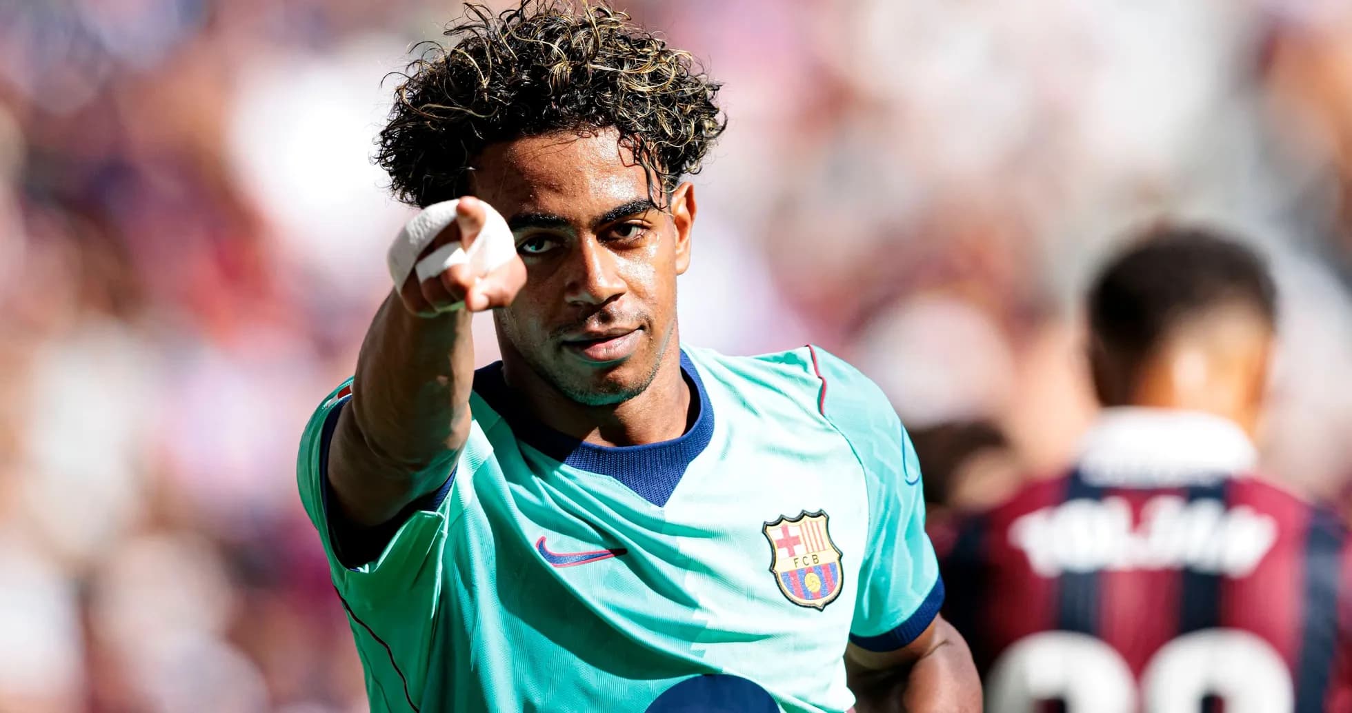 Joueur du FC Barcelone pointant du doigt après un but Joueur du FC Barcelone pointant du doigt après un but