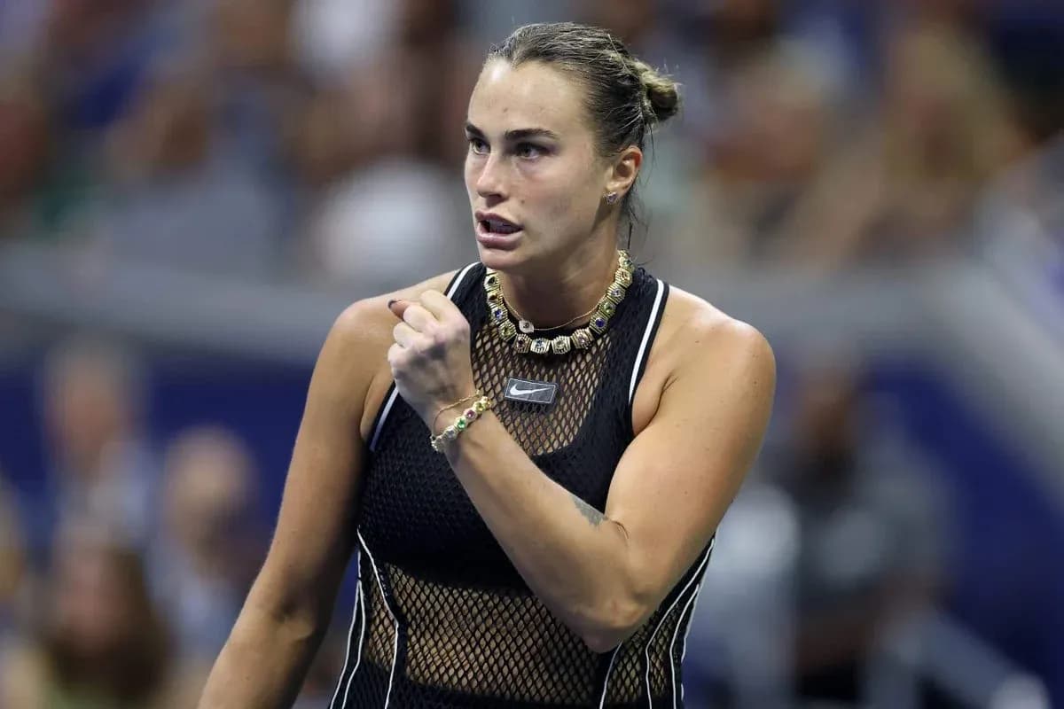 Joueuse de tennis célébrant après un point gagné Joueuse de tennis célébrant après un point gagné