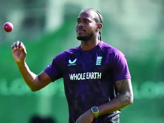 Joueur lançant une balle de cricket à l'entraînement Joueur lançant une balle de cricket à l'entraînement