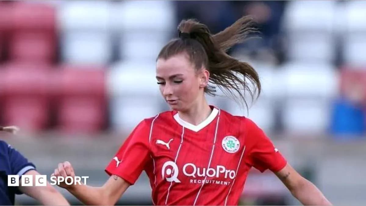 Joueuse en action sur le terrain de football Joueuse en action sur le terrain de football