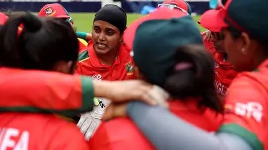 Joueuses de cricket du Bangladesh en discussion stratégique Joueuses de cricket du Bangladesh en discussion stratégique
