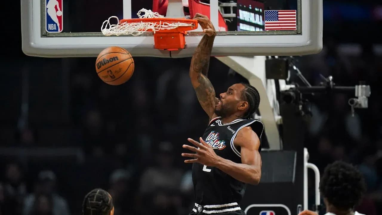 Joueur dunkant au panier lors d'un match NBA Joueur dunkant au panier lors d'un match NBA