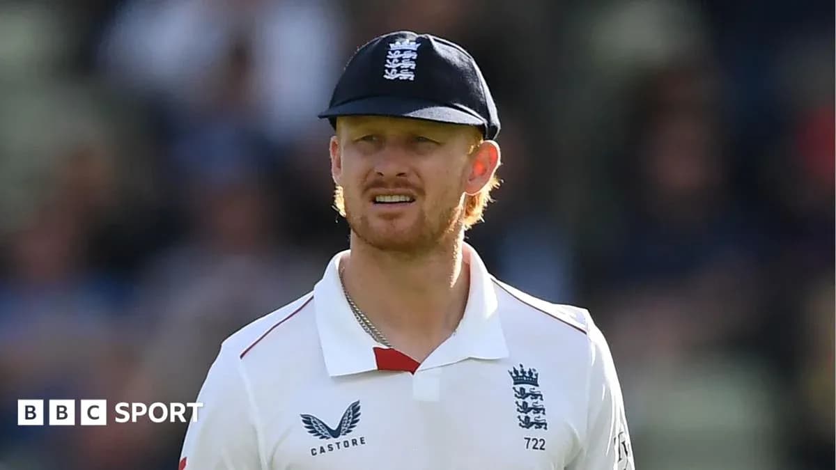 Joueur de cricket en uniforme, regardant sur le terrain Joueur de cricket en uniforme, regardant sur le terrain