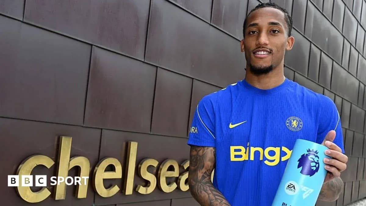 Joueur de Chelsea avec un trophée de la Premier League Joueur de Chelsea avec un trophée de la Premier League