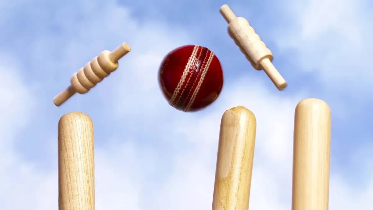 Balle de cricket frappant les wickets en bois Balle de cricket frappant les wickets en bois