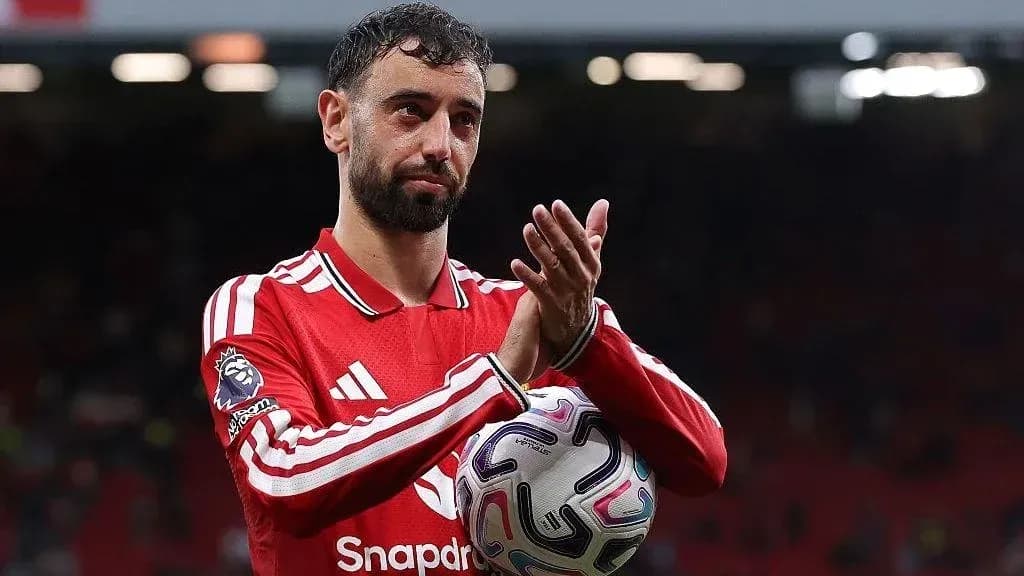 Bruno Fernandes applaudissant avec un ballon de football Bruno Fernandes applaudissant avec un ballon de football