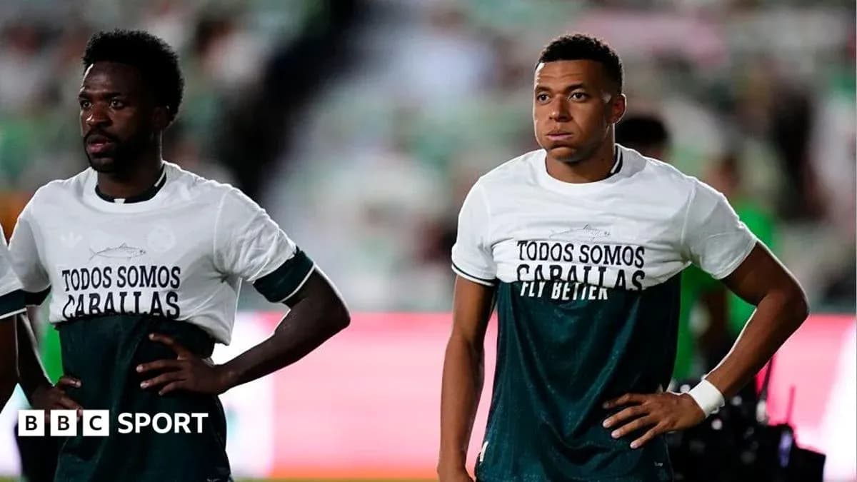 Joueurs portant des t-shirts avant le match Joueurs portant des t-shirts avant le match