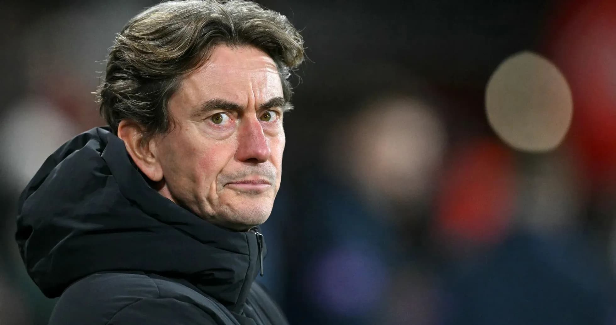 Entraîneur observant le match depuis le banc Entraîneur observant le match depuis le banc