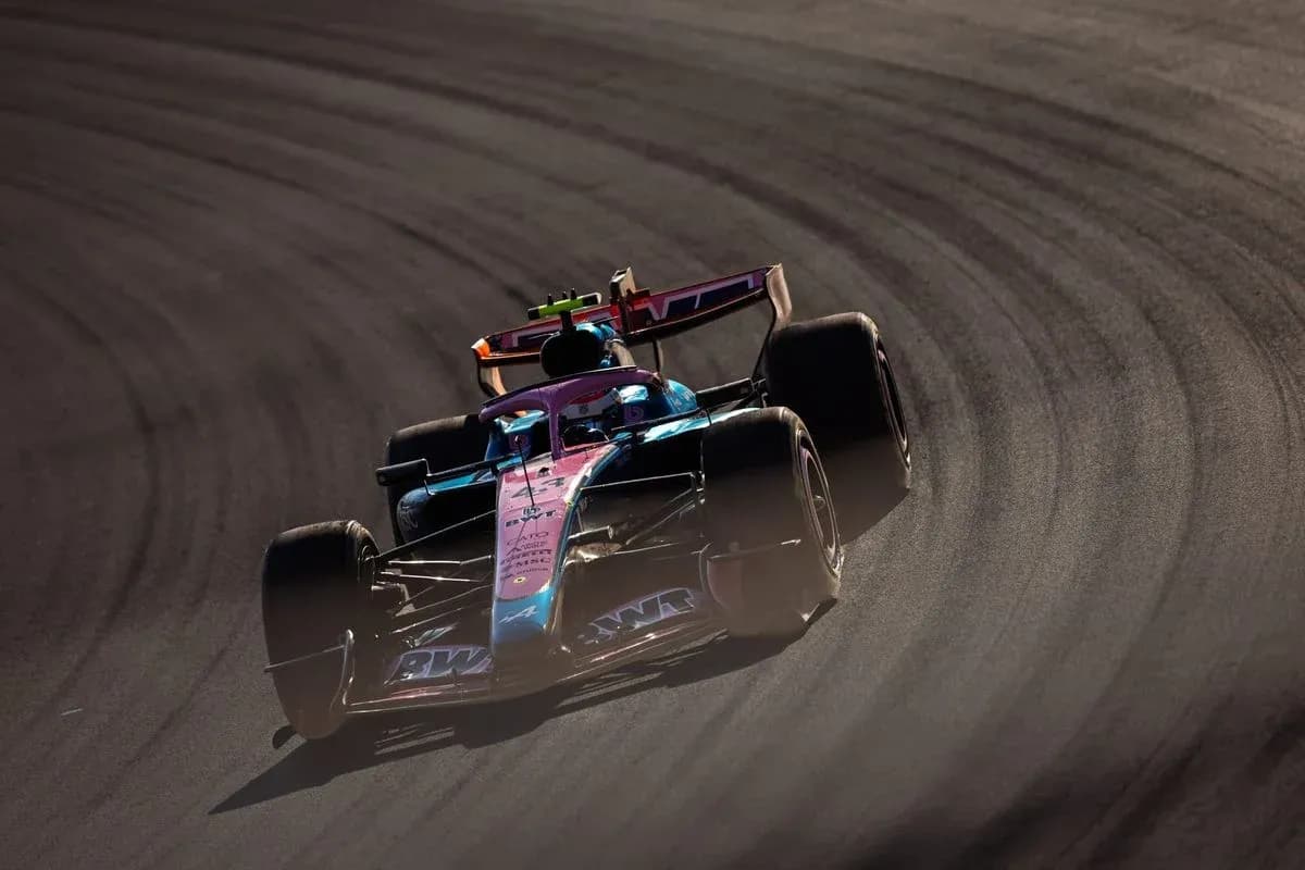 Voiture de Formule 1 prenant un virage sur circuit Voiture de Formule 1 prenant un virage sur circuit