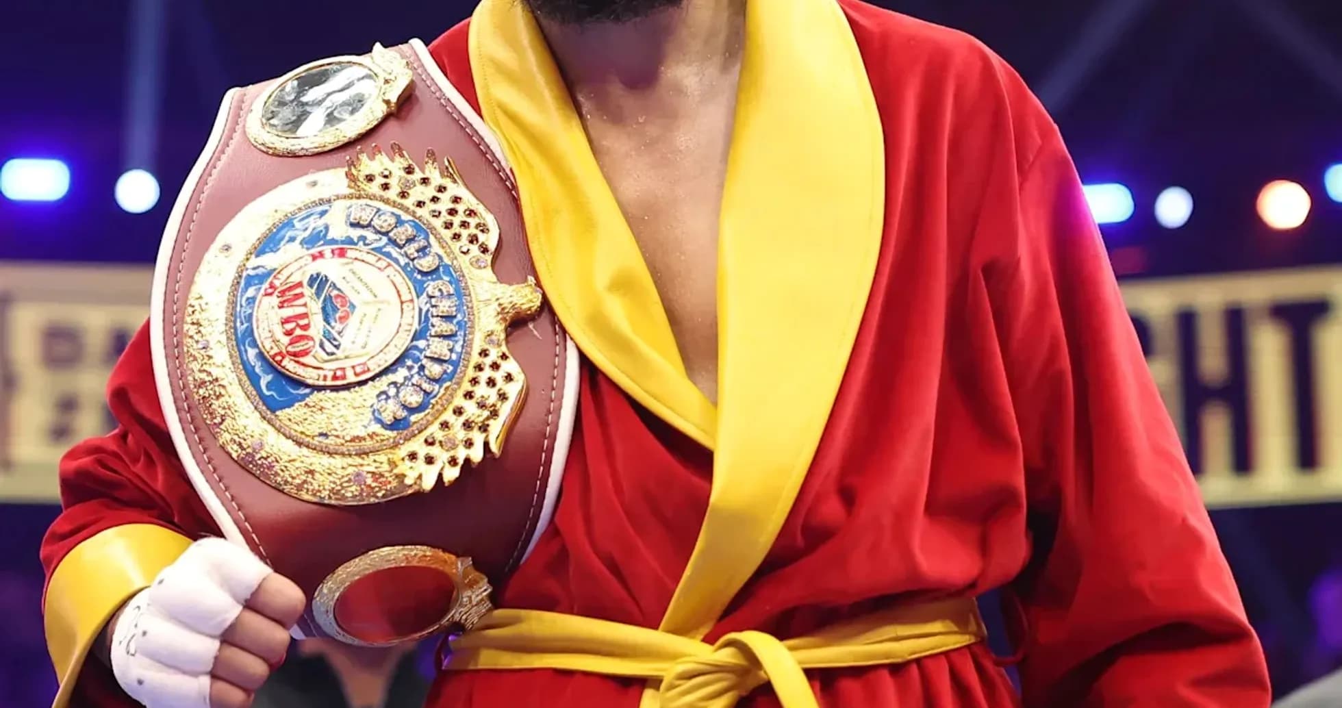 Boxeur en robe rouge tenant une ceinture de champion Boxeur en robe rouge tenant une ceinture de champion