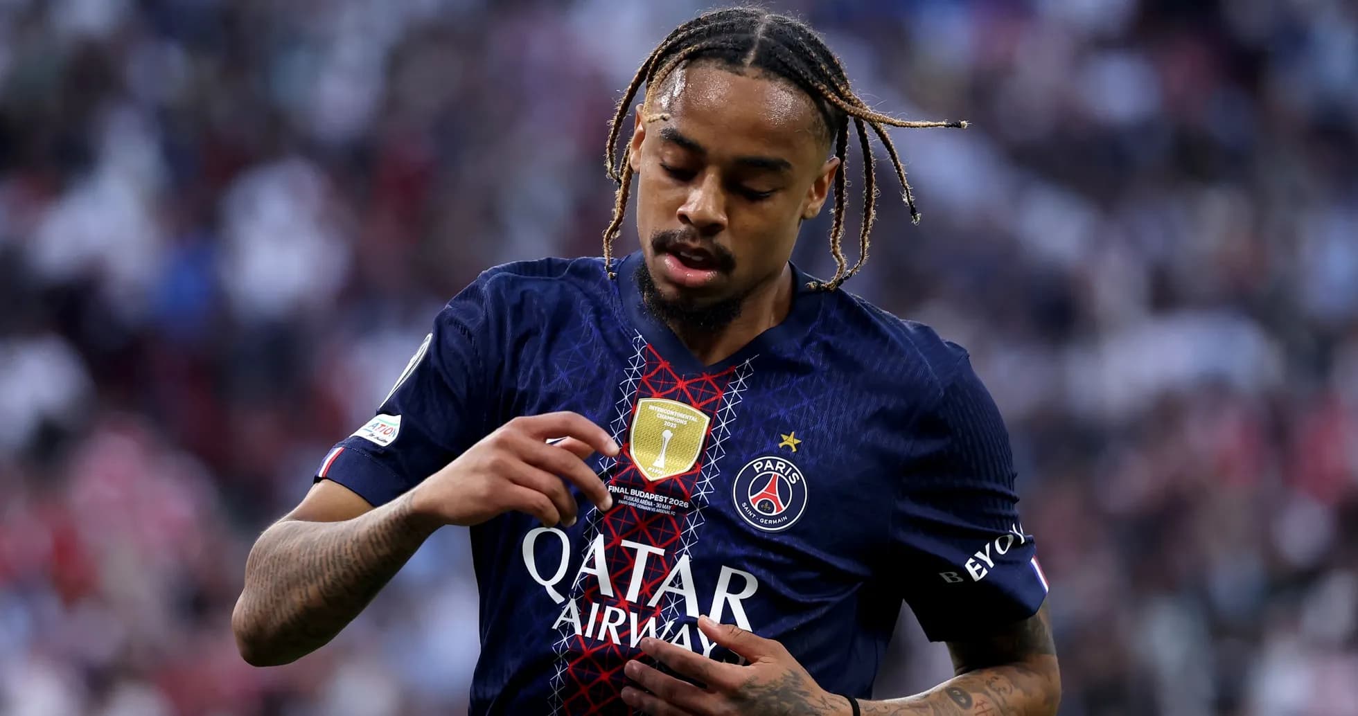 Joueur du PSG touchant son maillot pendant le match Joueur du PSG touchant son maillot pendant le match