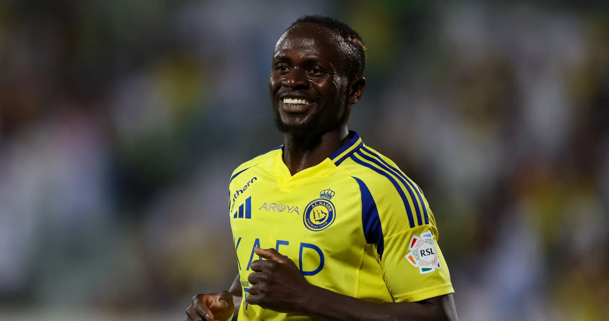 Joueur souriant portant le maillot d'Al Nassr Joueur souriant portant le maillot d'Al Nassr