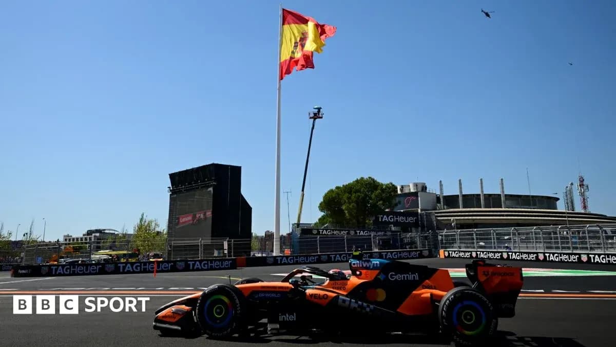 Voiture de course McLaren sur circuit avec drapeau espagnol Voiture de course McLaren sur circuit avec drapeau espagnol