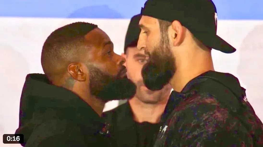 Deux combattants se faisant face lors de la pesée Deux combattants se faisant face lors de la pesée