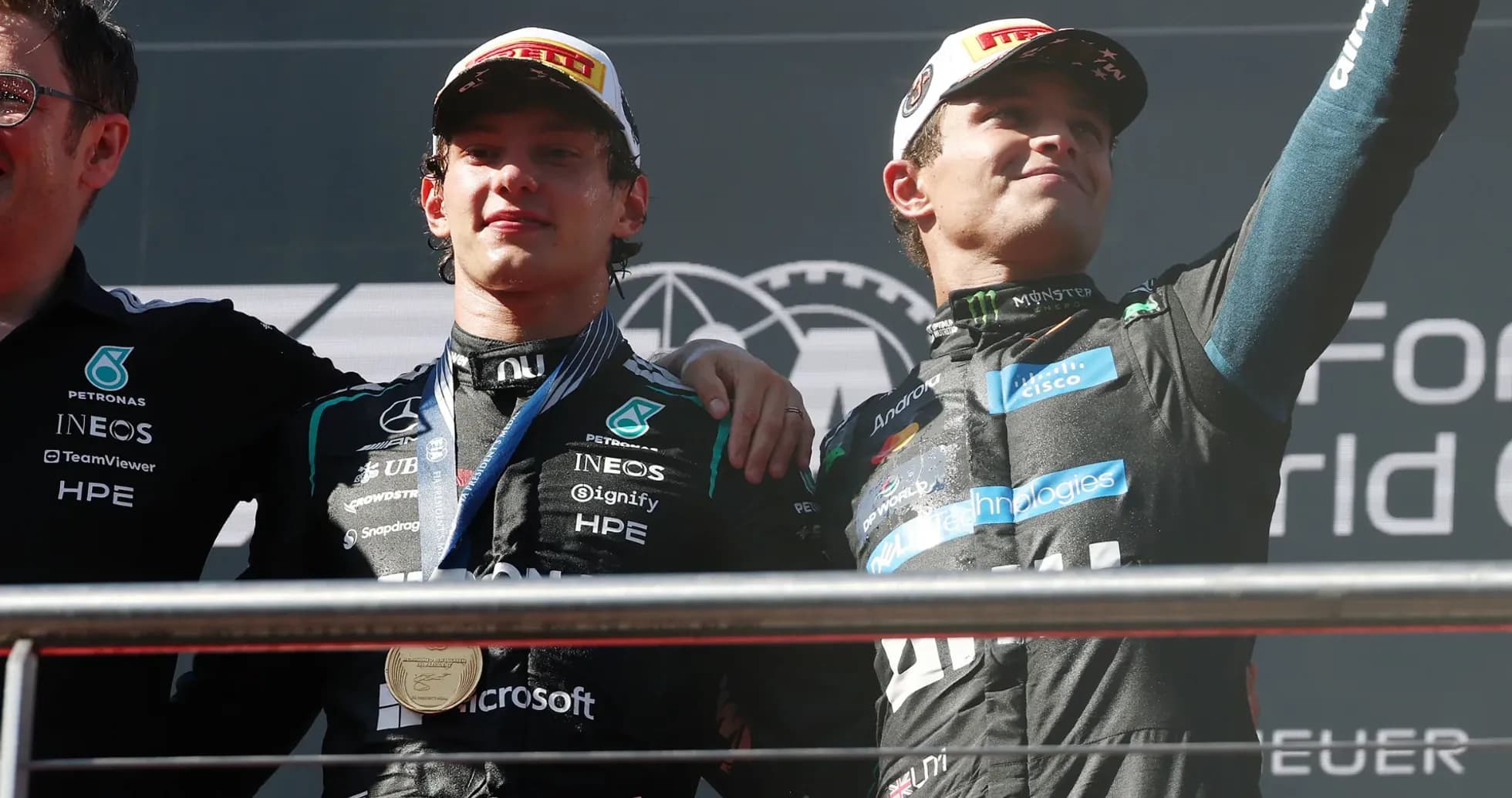 Pilotes sur le podium avec médailles après la course Pilotes sur le podium avec médailles après la course