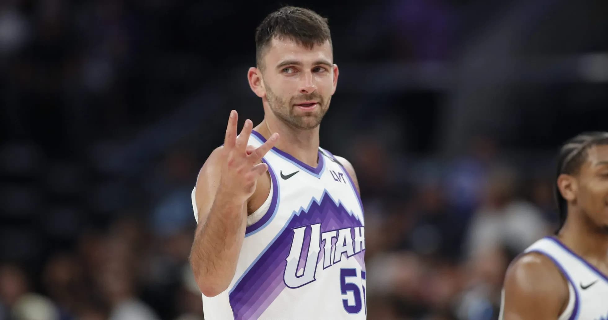 Joueur de Utah montrant le chiffre trois sur le terrain Joueur de Utah montrant le chiffre trois sur le terrain