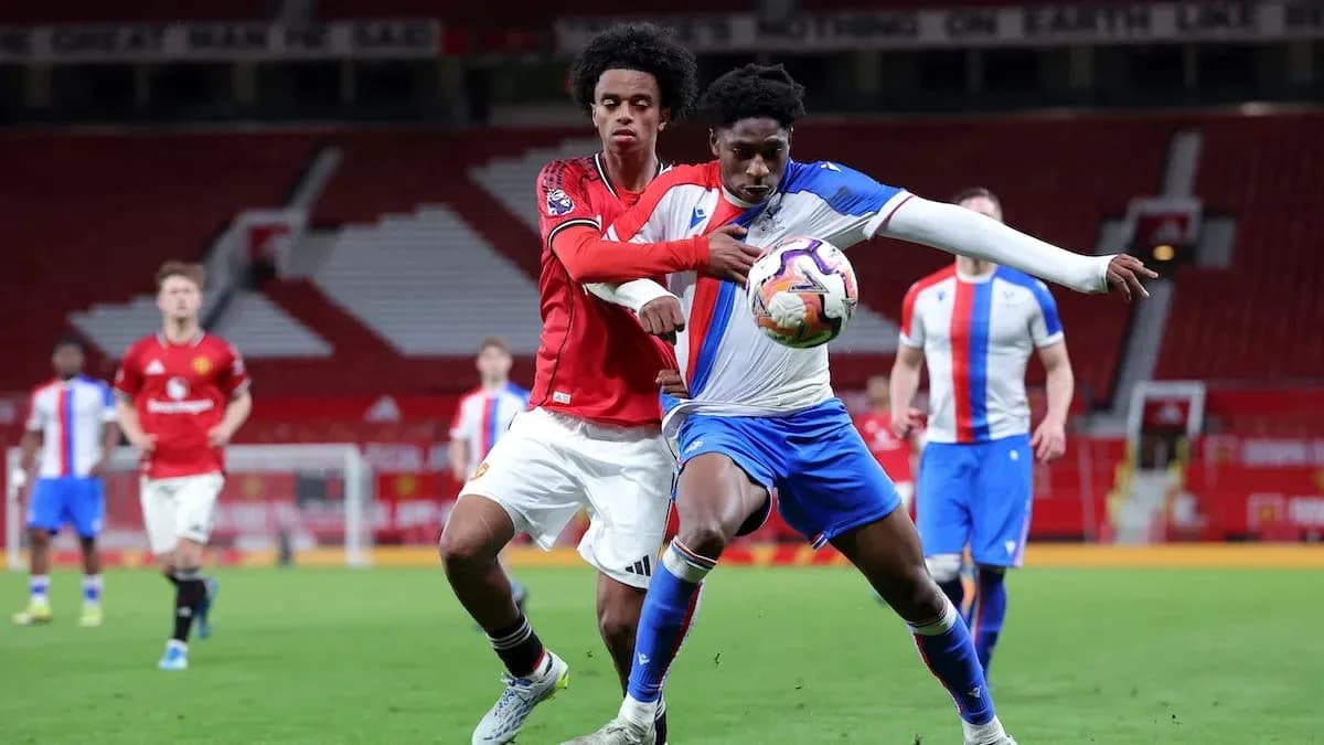 Joueur de Manchester United défendant un adversaire Joueur de Manchester United défendant un adversaire
