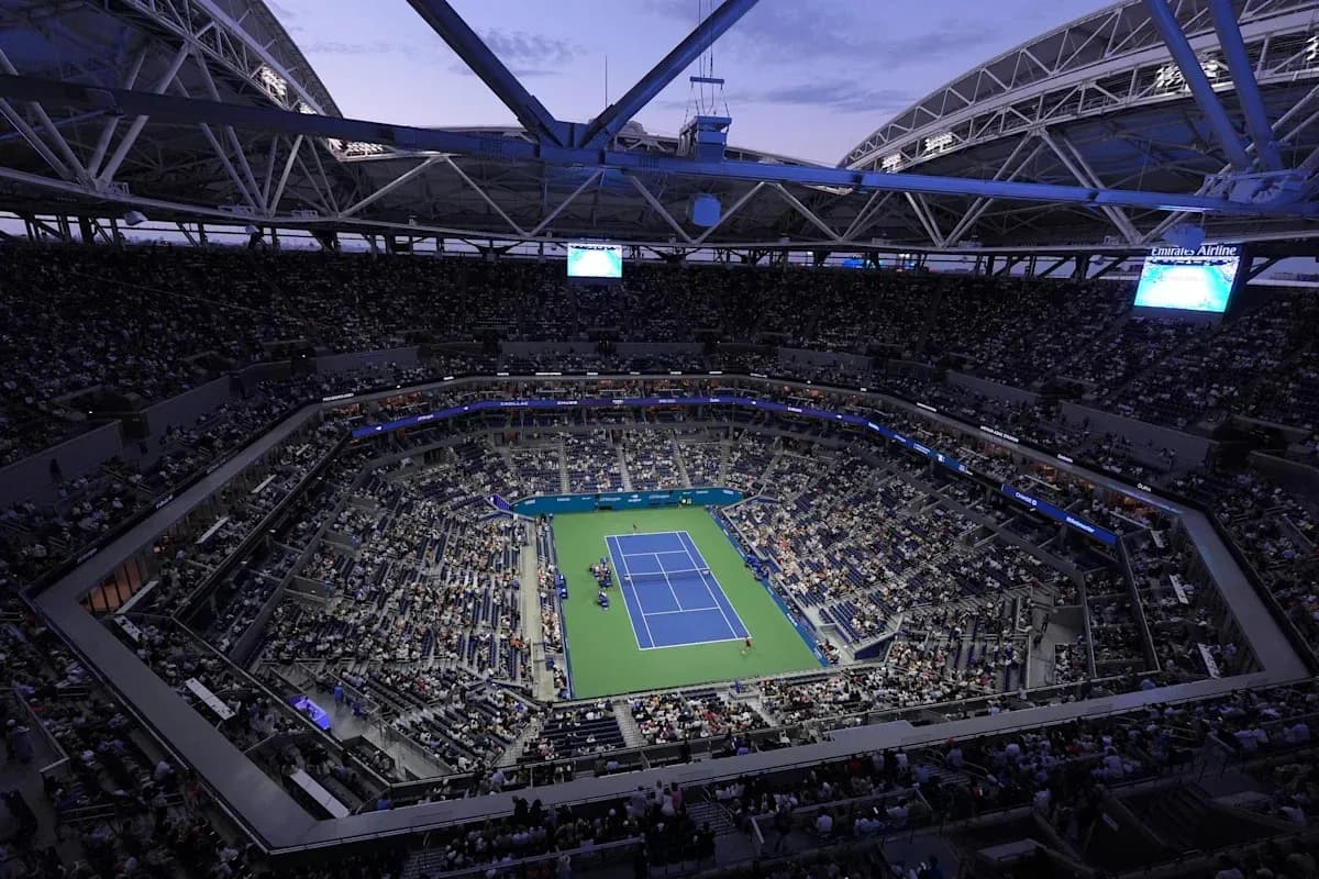 Stade rempli lors d'un match de tennis en soirée Stade rempli lors d'un match de tennis en soirée