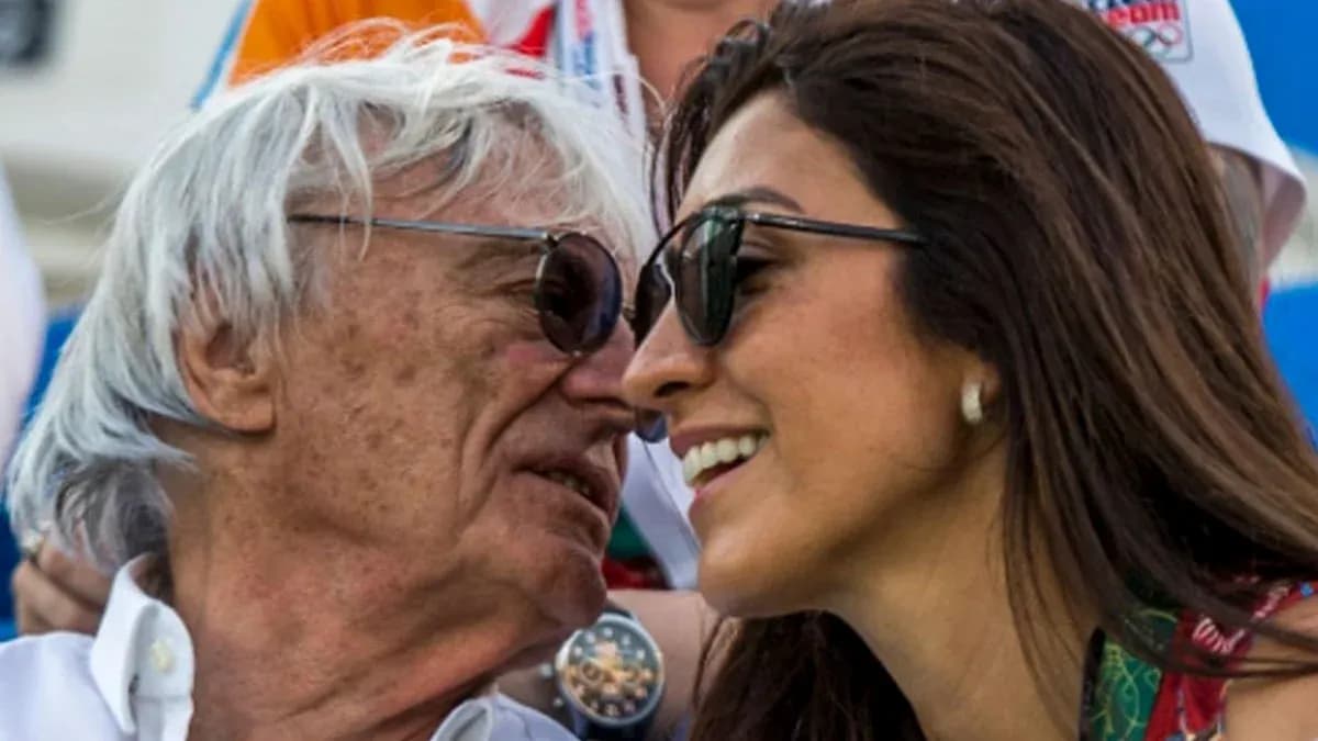 Deux personnes souriant ensemble lors d'un événement Deux personnes souriant ensemble lors d'un événement