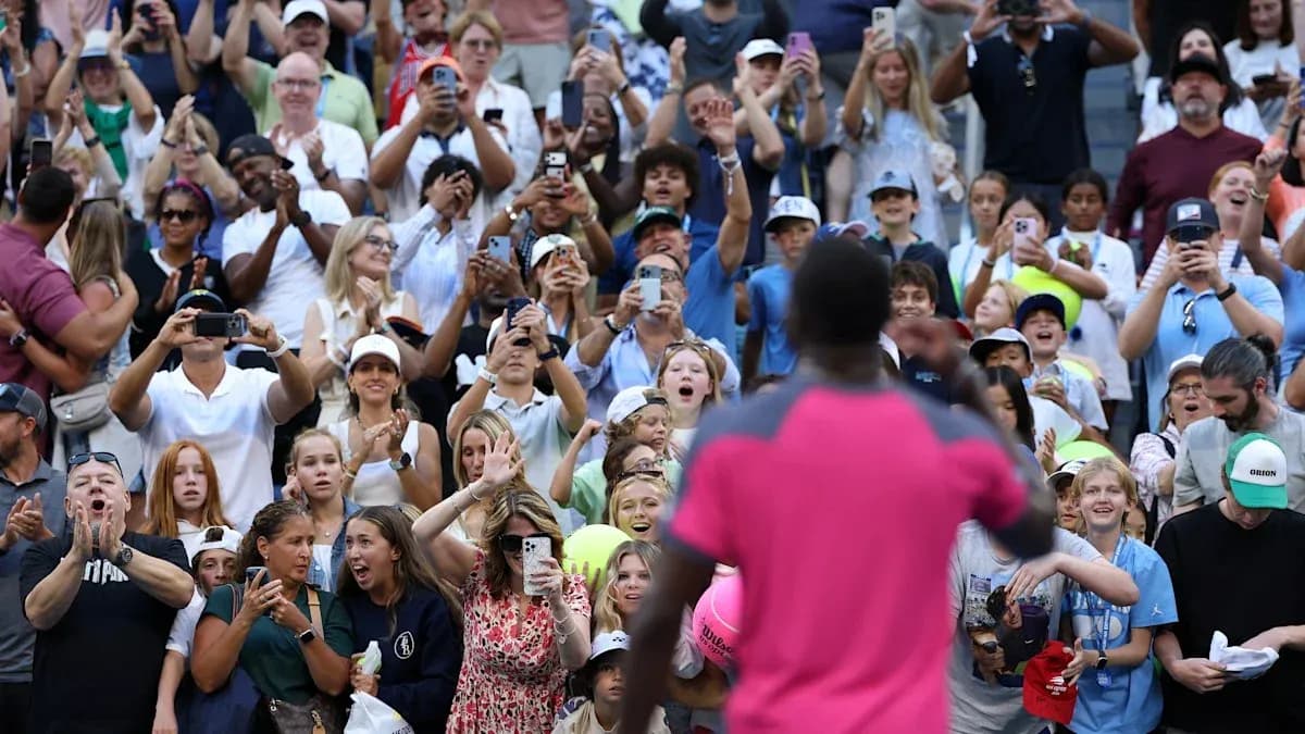 Foule applaudissant un joueur lors d'un événement sportif Foule applaudissant un joueur lors d'un événement sportif