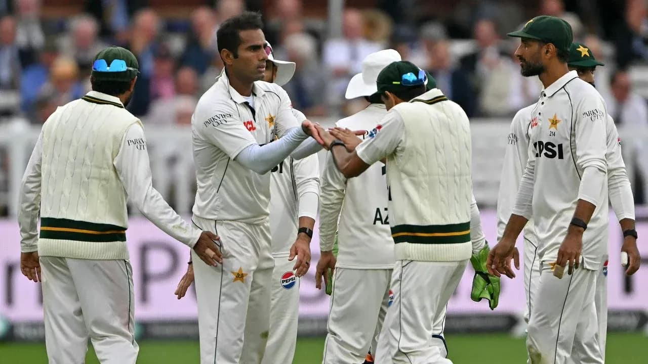 Joueurs de cricket pakistanais se congratulant sur le terrain Joueurs de cricket pakistanais se congratulant sur le terrain