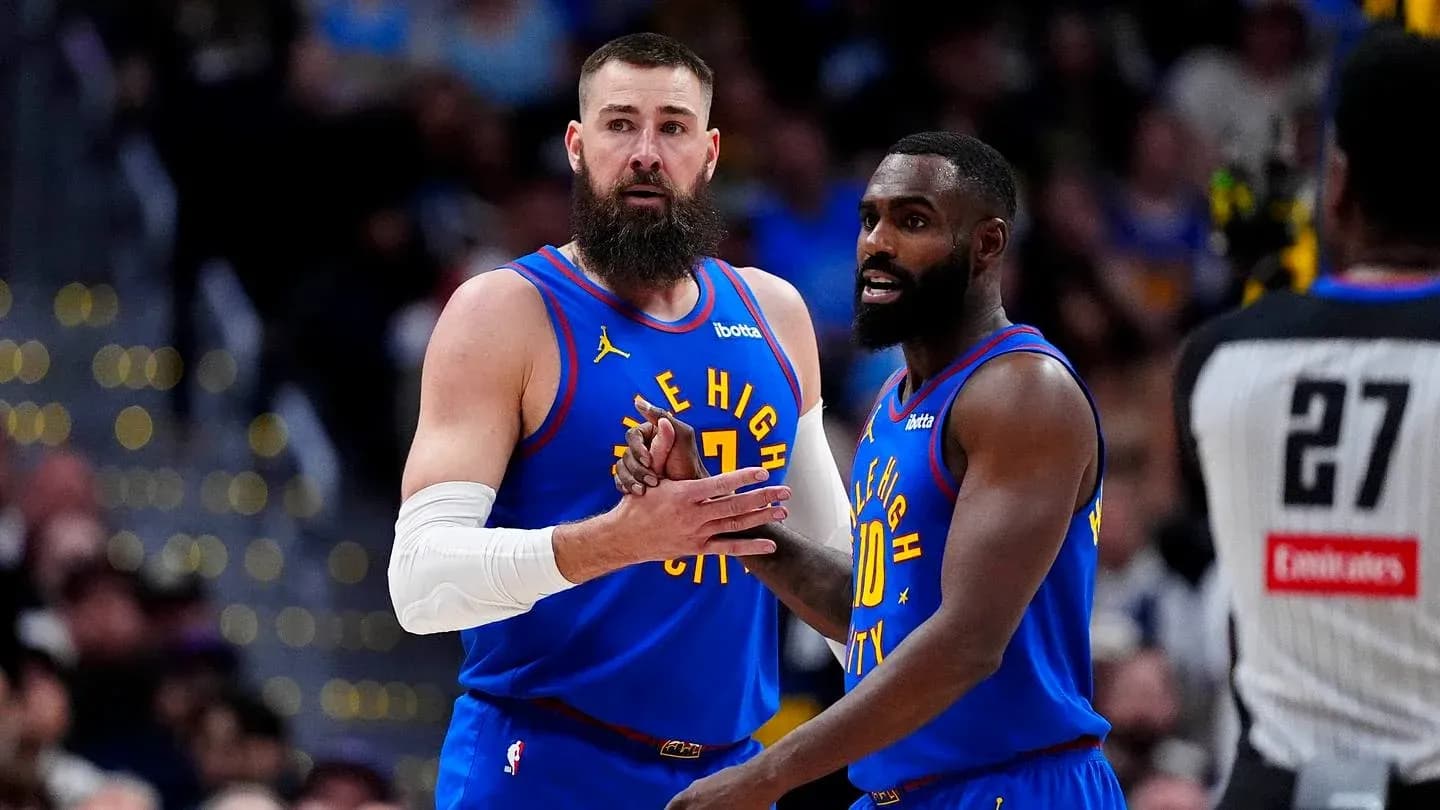 Joueurs discutant pendant un match de basket Joueurs discutant pendant un match de basket