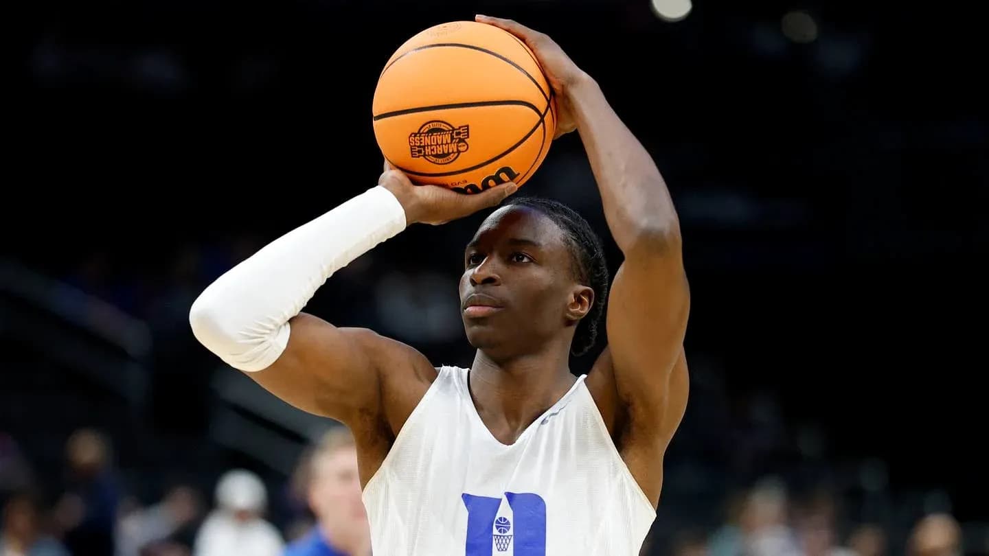 Joueur de basket-ball se préparant à tirer Joueur de basket-ball se préparant à tirer