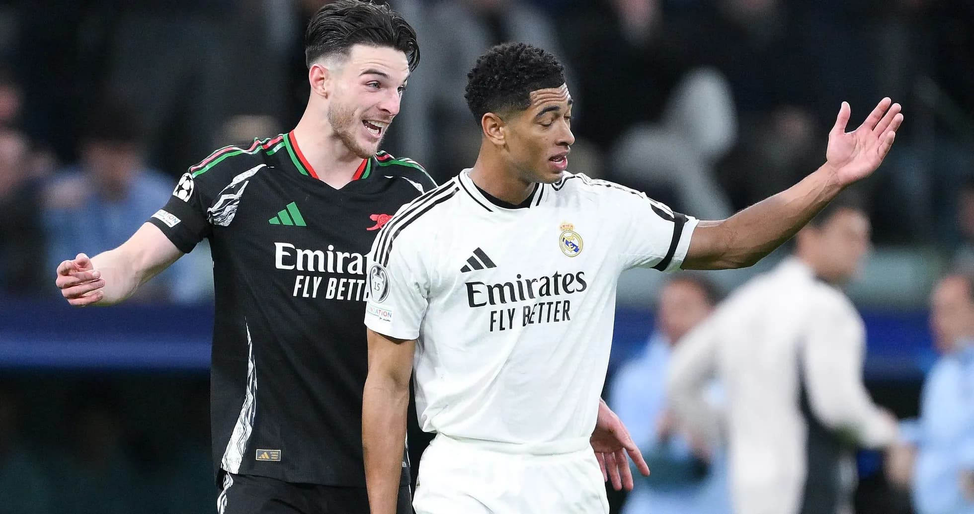 Deux joueurs discutant pendant un match de football Deux joueurs discutant pendant un match de football