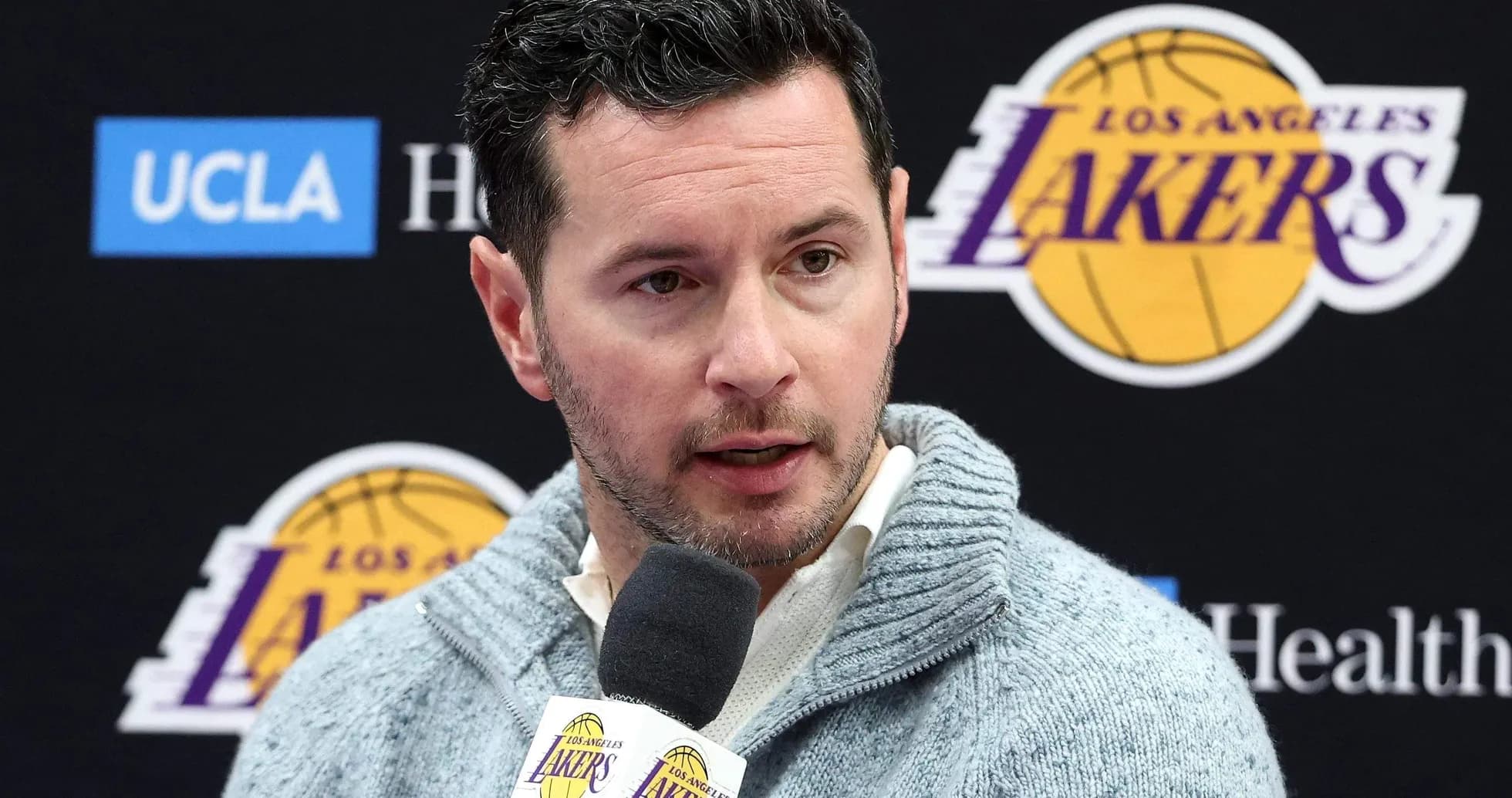 Person s'exprimant lors d'une conférence de presse des Lakers Person s'exprimant lors d'une conférence de presse des Lakers