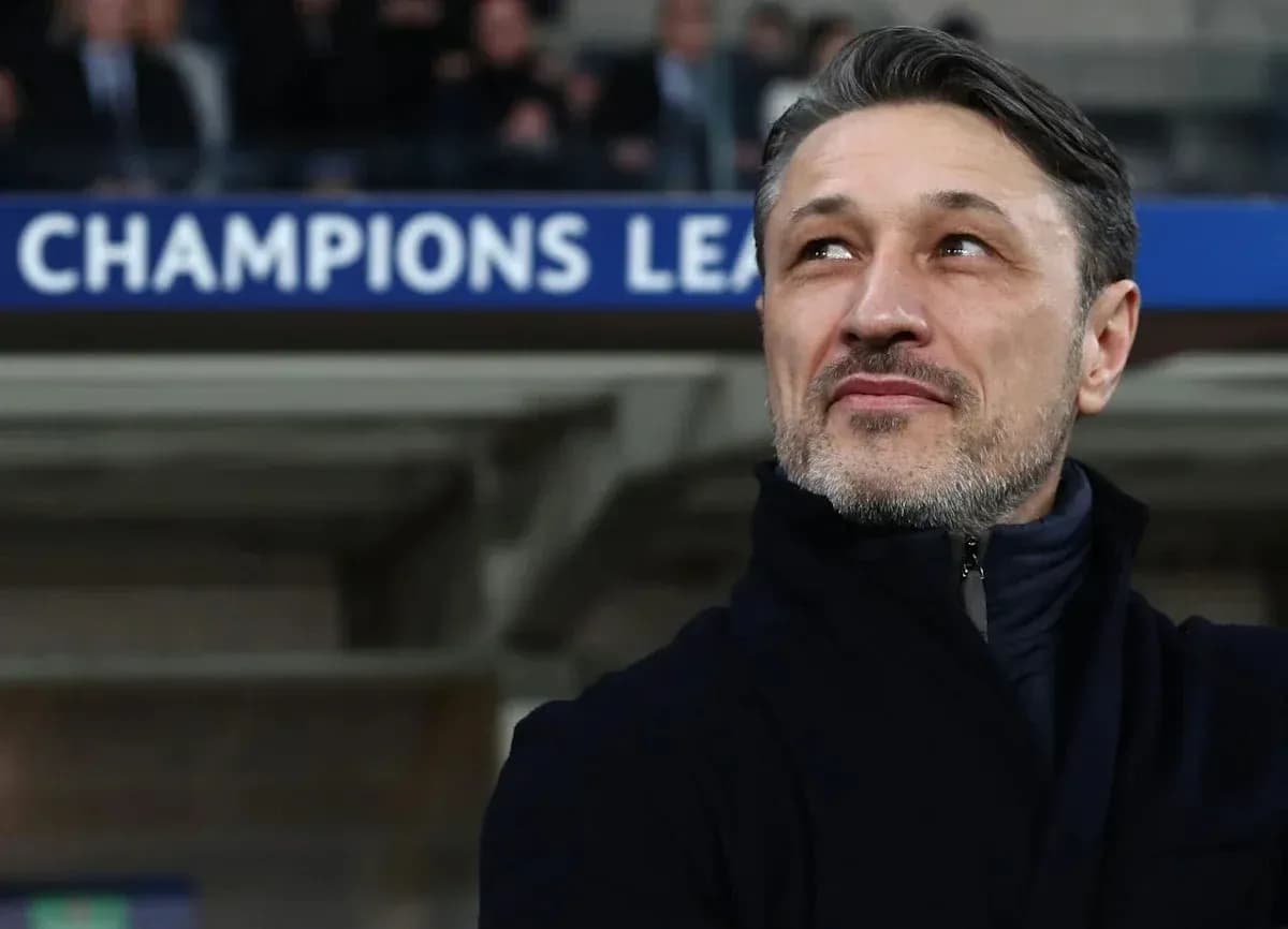 Entraîneur observant le match lors de la Ligue des champions Entraîneur observant le match lors de la Ligue des champions