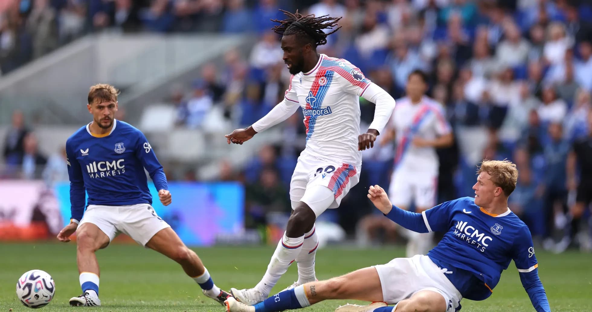 Joueur en mouvement pendant un match de football Joueur en mouvement pendant un match de football