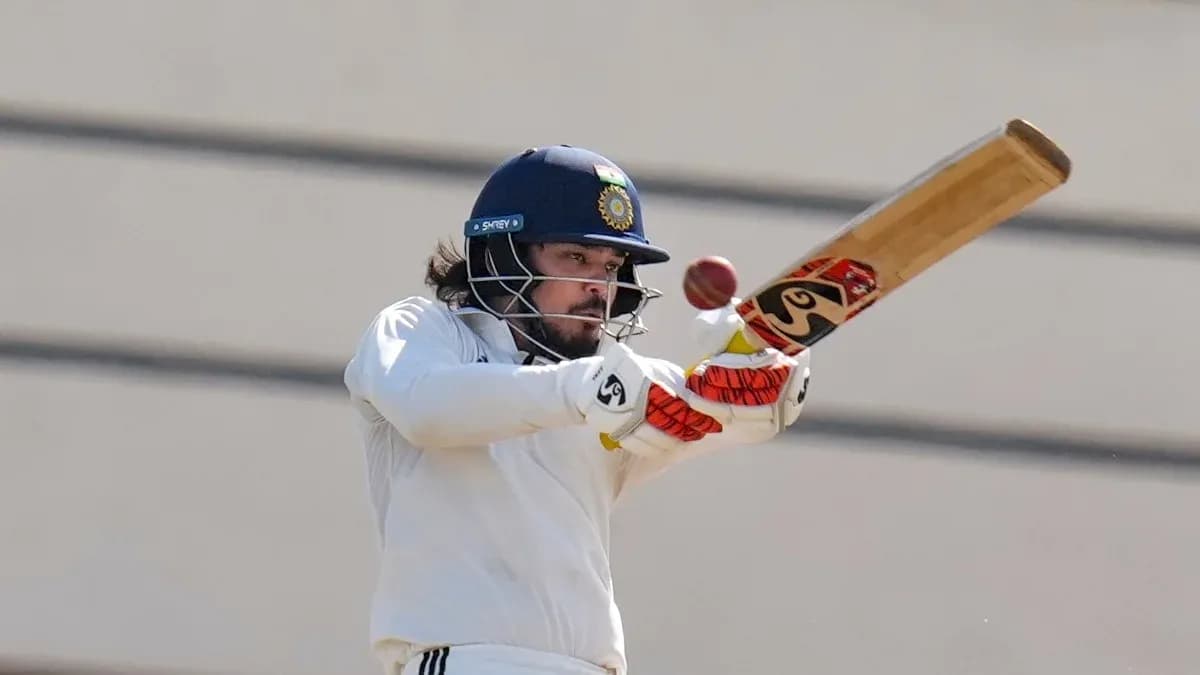 Joueur de cricket frappant la balle avec sa batte Joueur de cricket frappant la balle avec sa batte