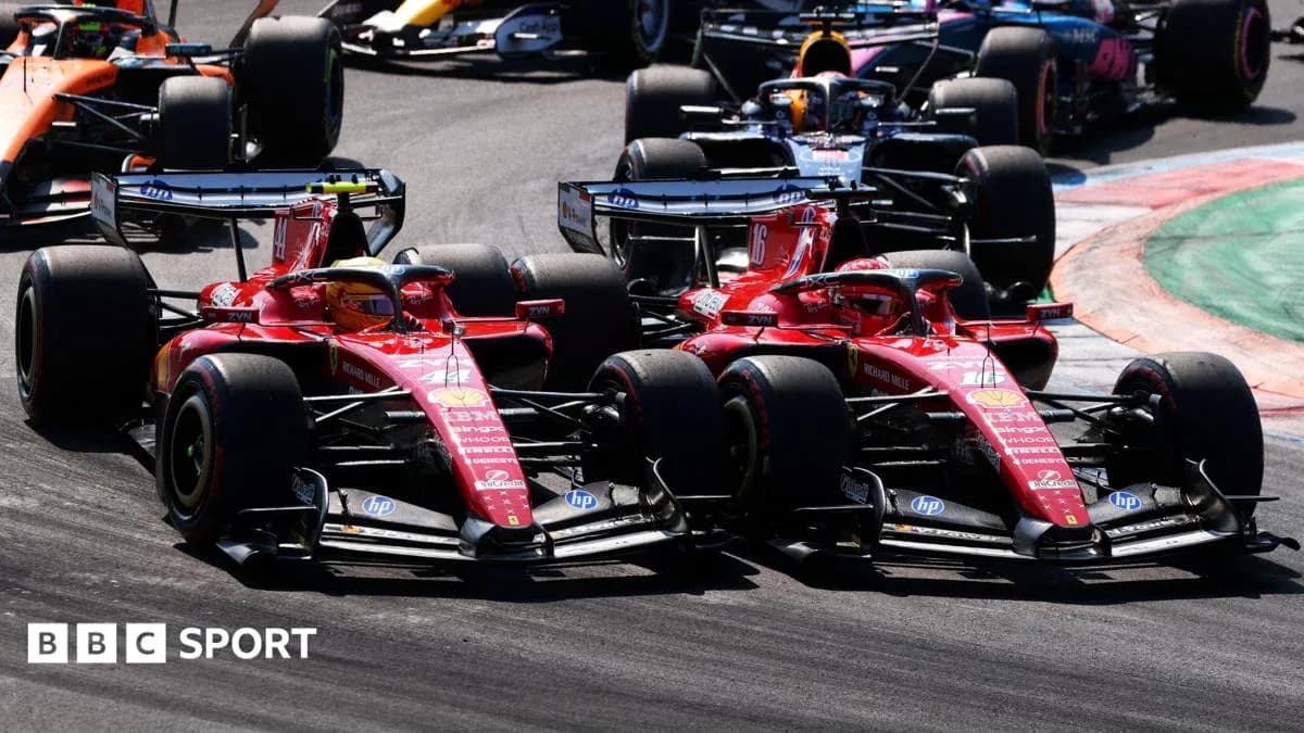 Deux voitures Ferrari en course sur le circuit Deux voitures Ferrari en course sur le circuit