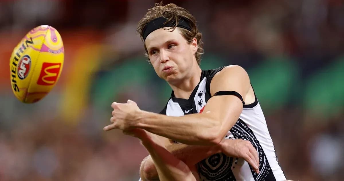 Joueur passant le ballon lors d'un match de football australien Joueur passant le ballon lors d'un match de football australien