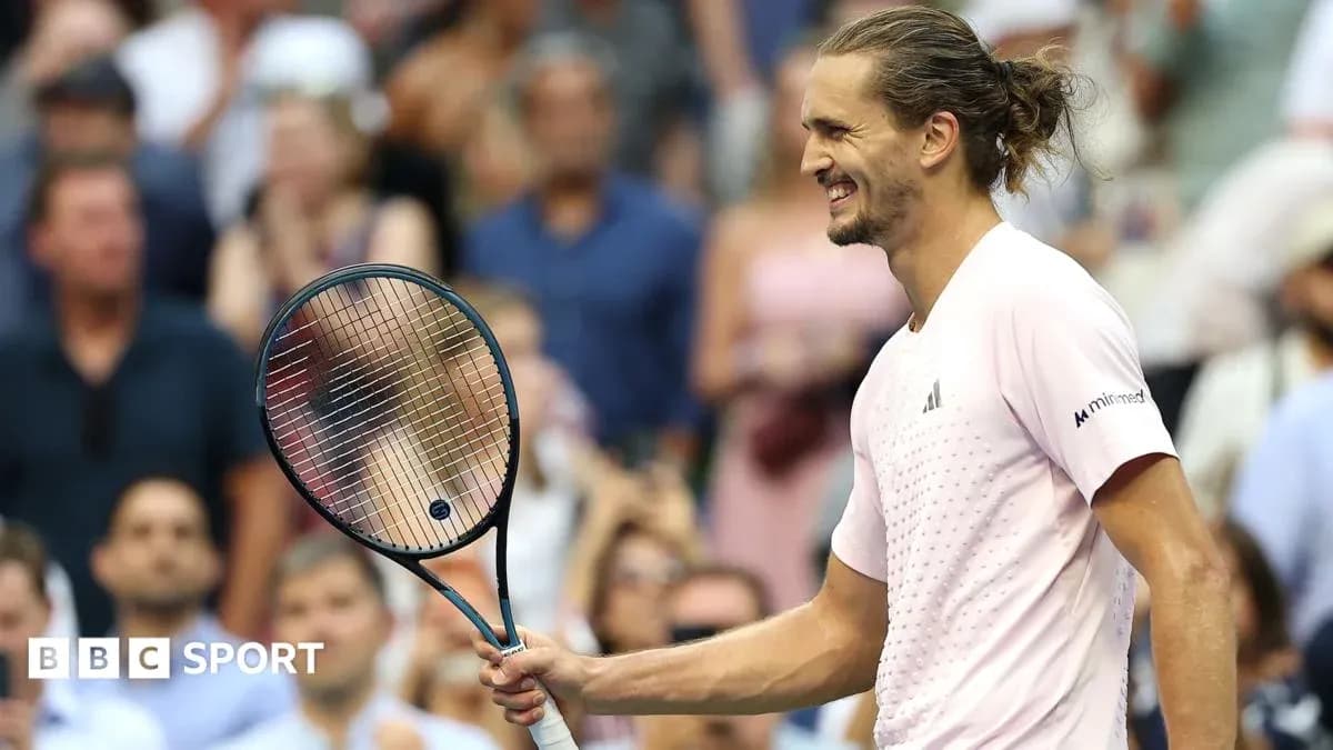 Joueur de tennis souriant avec une raquette Joueur de tennis souriant avec une raquette