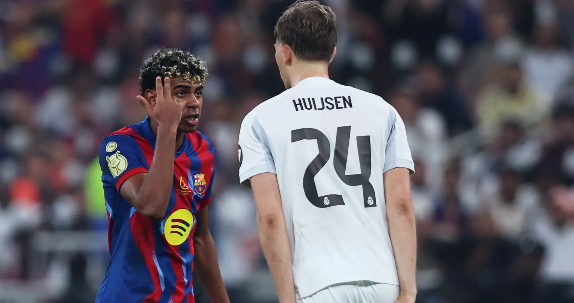 Joueur du FC Barcelone s'adressant à l'adversaire Joueur du FC Barcelone s'adressant à l'adversaire
