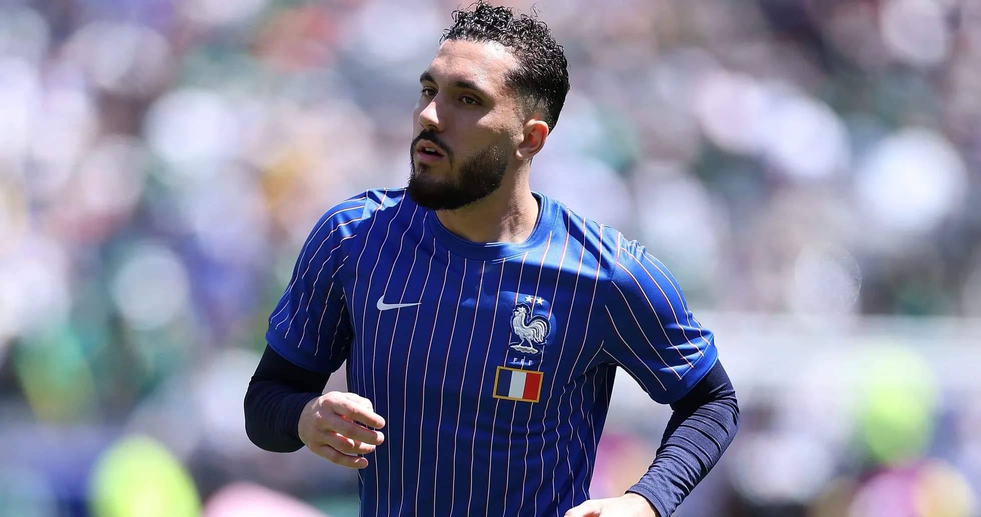 Joueur français courant sur le terrain de football Joueur français courant sur le terrain de football