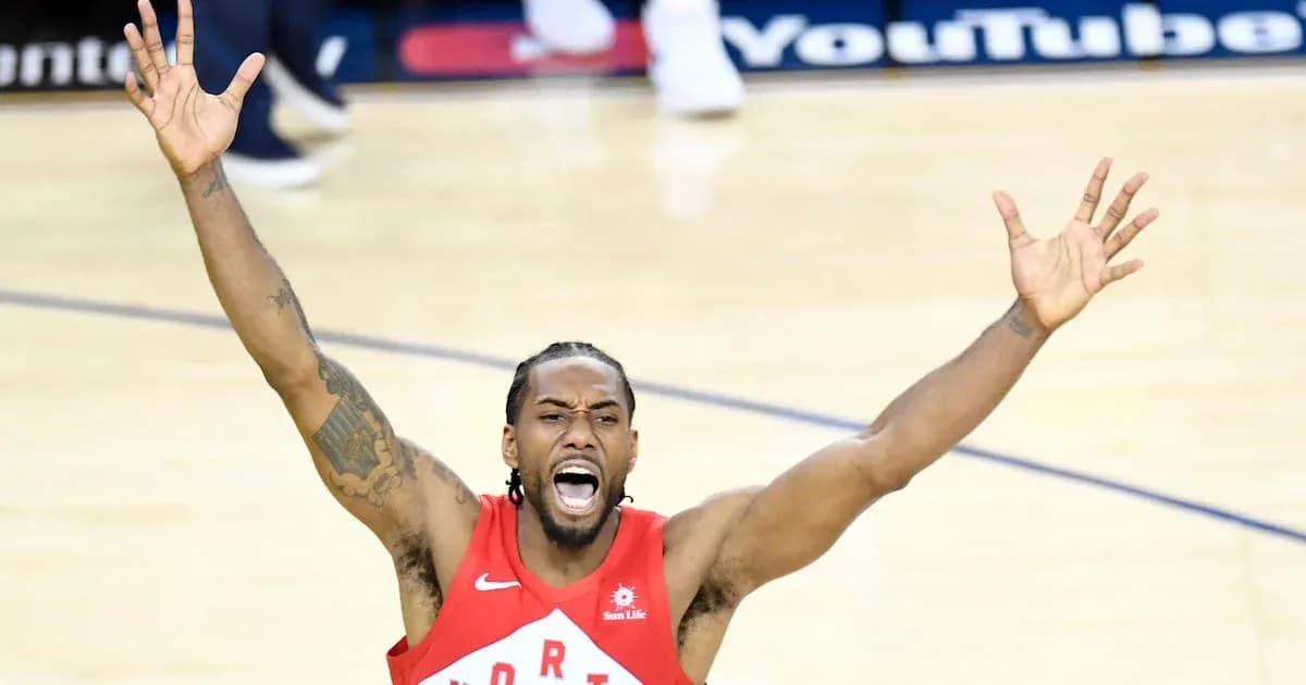 Joueur des Raptors célébrant un moment de match Joueur des Raptors célébrant un moment de match