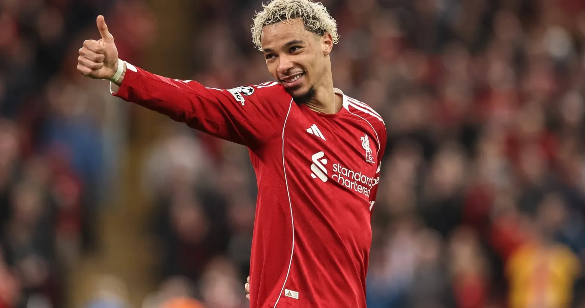 Joueur de Liverpool faisant un signe de pouce en l'air Joueur de Liverpool faisant un signe de pouce en l'air