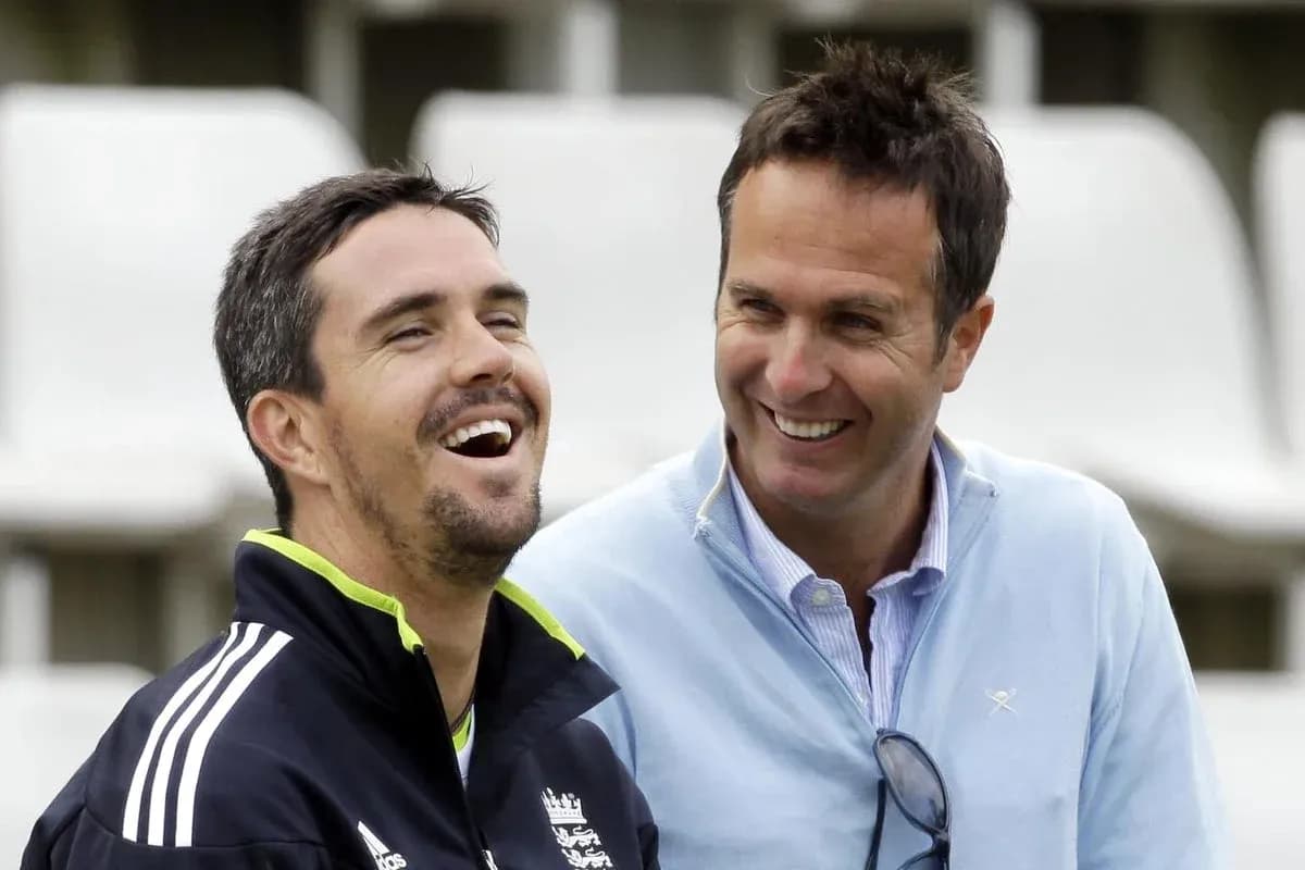Deux hommes souriants discutant sur un terrain de cricket Deux hommes souriants discutant sur un terrain de cricket
