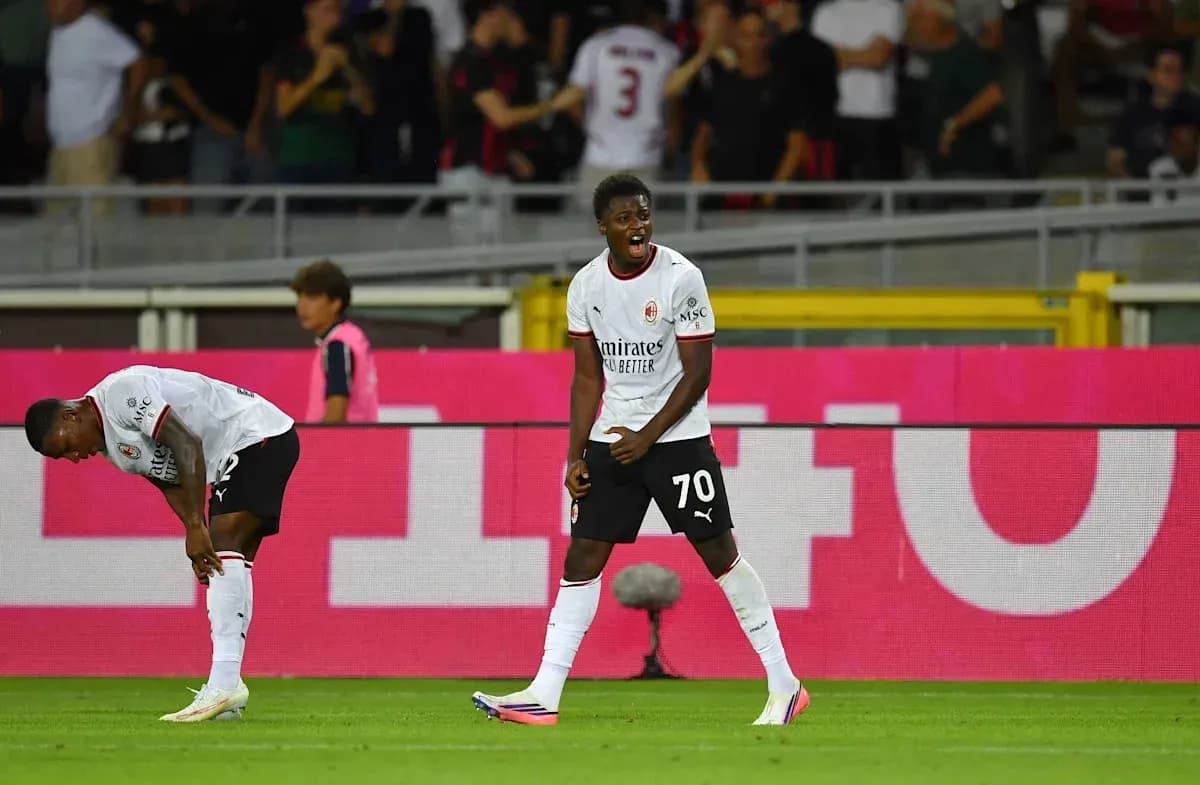 Joueur célébrant après un but avec coéquipier blessé Joueur célébrant après un but avec coéquipier blessé