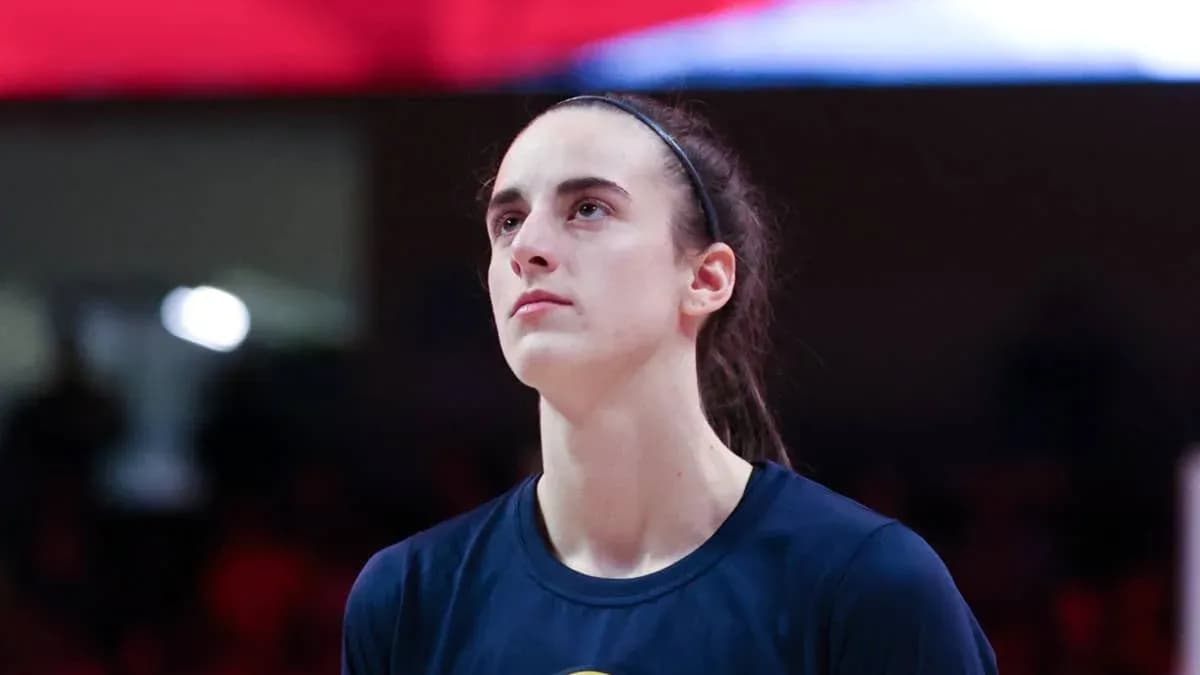 Joueuse de basket-ball en tenue d'échauffement Joueuse de basket-ball en tenue d'échauffement