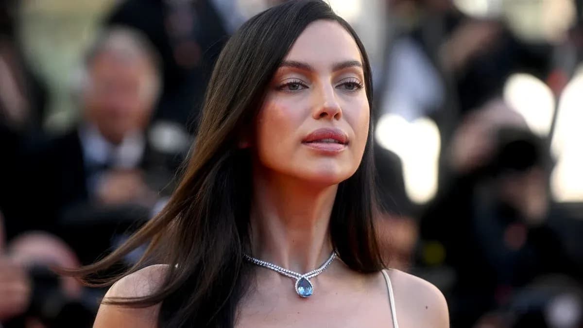 Femme avec un collier sur un tapis rouge Femme avec un collier sur un tapis rouge