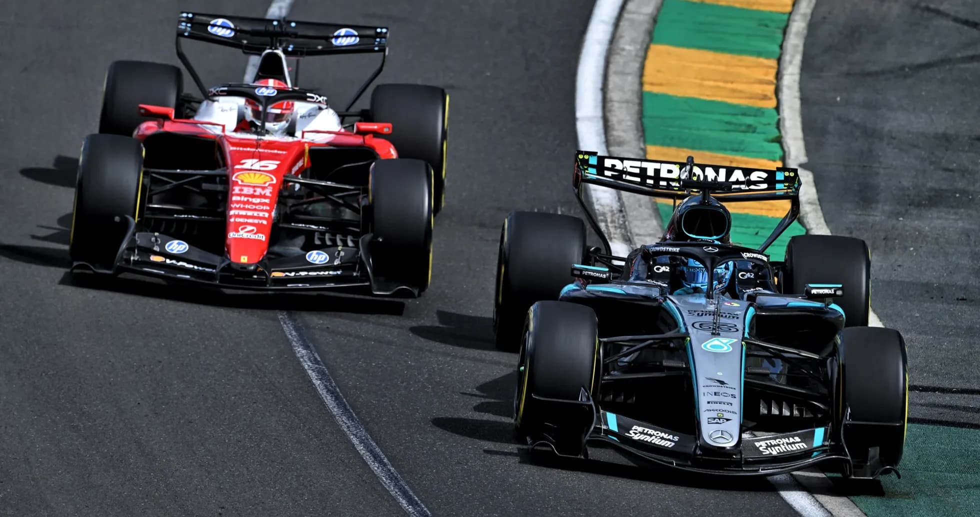 Deux voitures de F1 en course sur circuit Deux voitures de F1 en course sur circuit