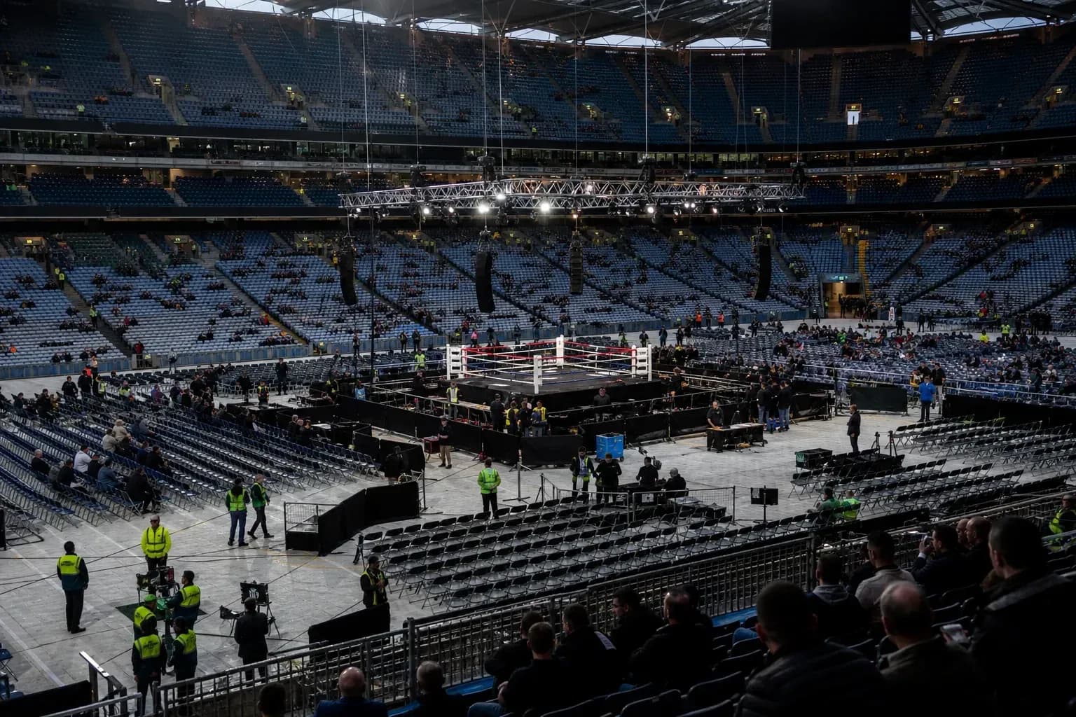 Ring de boxe installé dans un stade presque vide Ring de boxe installé dans un stade presque vide