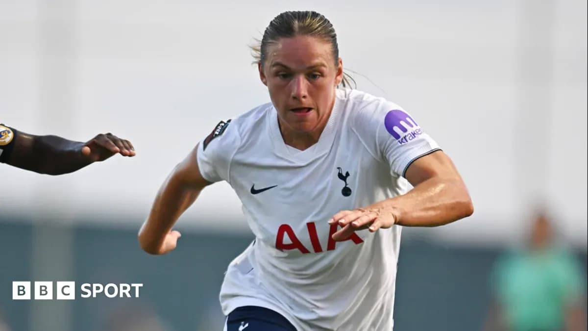 Joueuse de Tottenham en pleine course avec adversaire Joueuse de Tottenham en pleine course avec adversaire