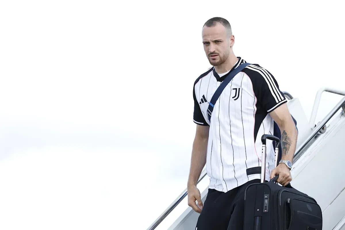 Joueur de la Juventus arrivant avec une valise Joueur de la Juventus arrivant avec une valise